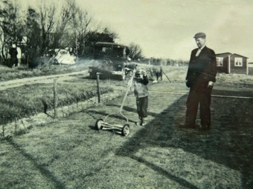 OVER STRANDEN 6 - Sporløs 1960, så skal plænen klippes!